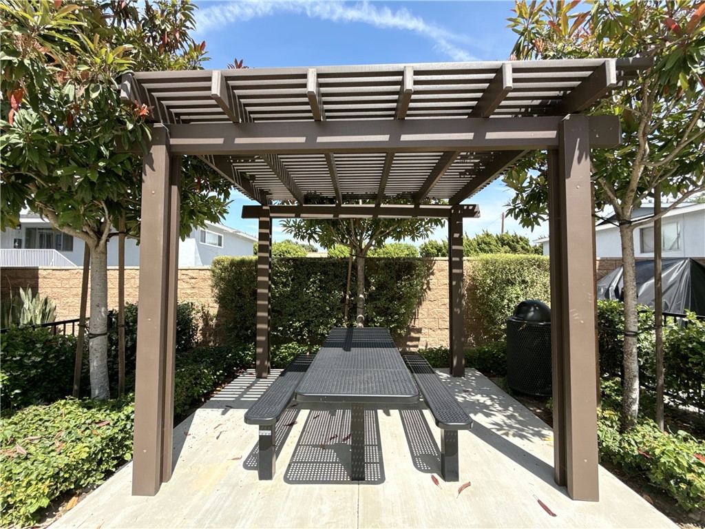 https://media.crmls.org/medias/320ca4c7-add5-45ee-bc4f-3fac566b212a.jpg?preset=X-Large