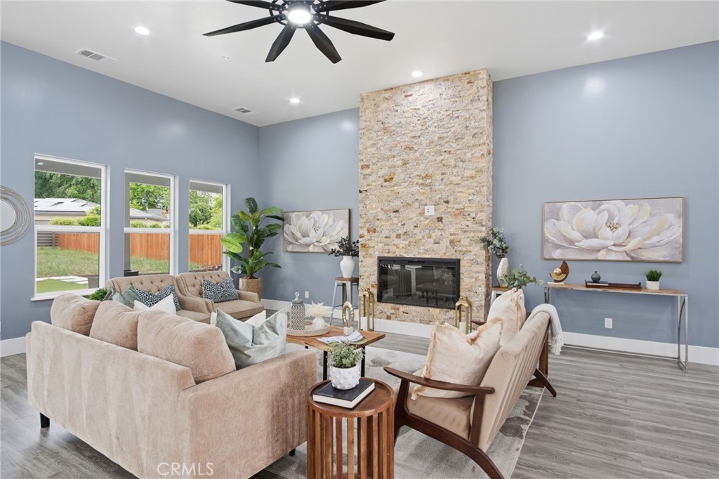 https://media.crmls.org/medias/320e0288-99a2-4bff-adb9-3c84c2018a44.jpg?preset=X-Large