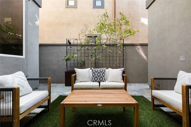 Detail Gallery Image 2 of 38 For 615 7th Street, Huntington Beach,  CA 92648 - 4 Beds | 4/1 Baths