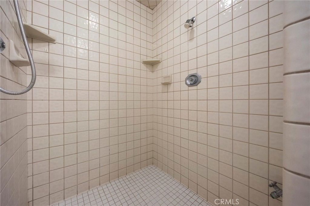 https://media.crmls.org/medias/32172375-727d-4549-aa9e-6d48086b3b87.jpg?preset=X-Large