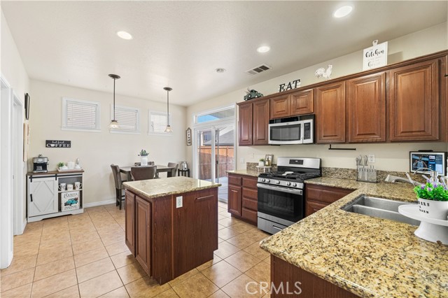 Detail Gallery Image 12 of 44 For 3116 Perdot Ave, Rosamond,  CA 93560 - 4 Beds | 2/1 Baths