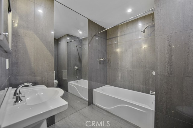 Detail Gallery Image 21 of 34 For 21 Alamitos #1,  Long Beach,  CA 90802 - 2 Beds | 2 Baths