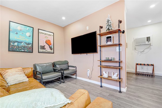 Detail Gallery Image 6 of 10 For 14828 Saticoy #B,  Van Nuys,  CA 91405 - 1 Beds | 1 Baths