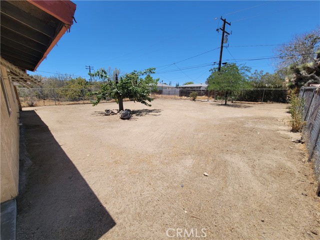 Detail Gallery Image 4 of 34 For 7100 Cholla Ave, Yucca Valley,  CA 92284 - 2 Beds | 1 Baths