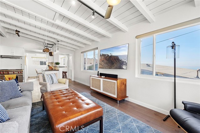 200 Moonstone Street, Manhattan Beach CA: https://media.crmls.org/medias/321c163b-6083-433e-9174-03f4fc6809de.jpg