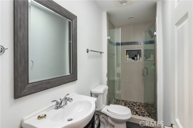 Detail Gallery Image 10 of 23 For 6624 Mammoth Ave, Van Nuys,  CA 91405 - 4 Beds | 3 Baths