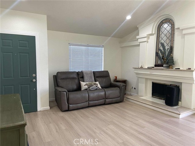 Detail Gallery Image 4 of 29 For 3256 Shale Rd, Palmdale,  CA 93550 - 4 Beds | 2 Baths