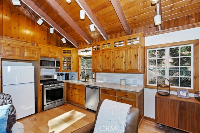 Detail Gallery Image 6 of 12 For 859 Kuffel Canyon Rd, Lake Arrowhead,  CA 92385 - 2 Beds | 1 Baths