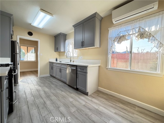 Detail Gallery Image 7 of 16 For 1605 W Wisteria Pl, Santa Ana,  CA 92703 - 3 Beds | 2/1 Baths