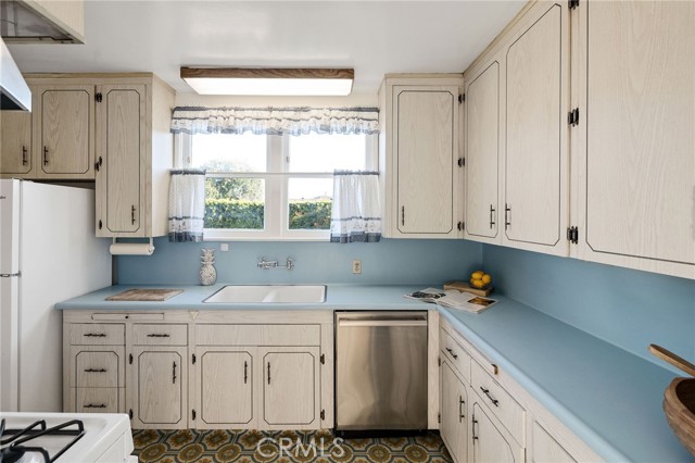 Detail Gallery Image 12 of 39 For 7975 Chase Ave, Los Angeles,  CA 90045 - 3 Beds | 2 Baths