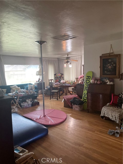 Livingroom . Hardwood floors!