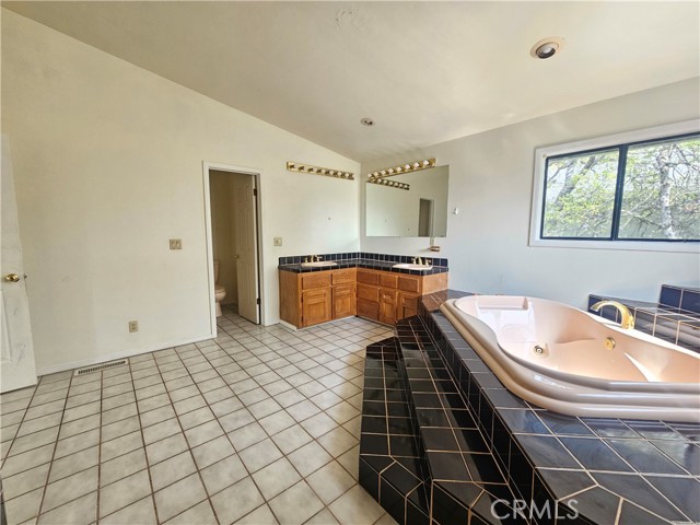 Detail Gallery Image 21 of 54 For 18834 Deer Hill Rd, Hidden Valley Lake,  CA 95467 - 4 Beds | 2/2 Baths