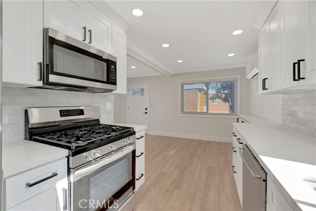 Detail Gallery Image 11 of 44 For 209 13th St #D,  Huntington Beach,  CA 92648 - 2 Beds | 2 Baths