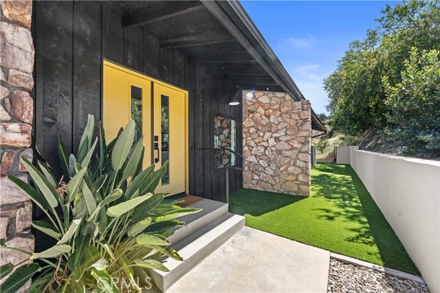 Detail Gallery Image 2 of 47 For 1909 Canyon, Redlands,  CA 92373 - 4 Beds | 3 Baths