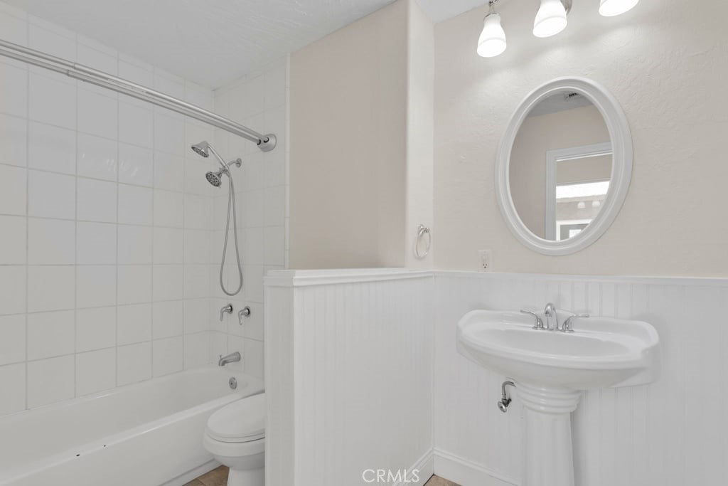https://media.crmls.org/medias/32349f89-aaa9-421c-b226-297e45a9c186.jpg?preset=X-Large