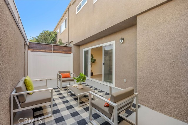 Detail Gallery Image 20 of 28 For 18110 Killion St #2,  Tarzana,  CA 91356 - 3 Beds | 2/1 Baths
