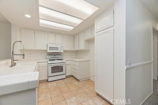 Detail Gallery Image 10 of 27 For 17640 Mountain Ct, Riverside,  CA 92503 - 3 Beds | 3 Baths