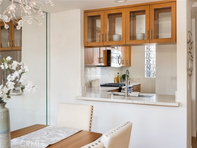 Detail Gallery Image 12 of 37 For 10664 Wilkins Ave #202,  Los Angeles,  CA 90024 - 2 Beds | 2/1 Baths