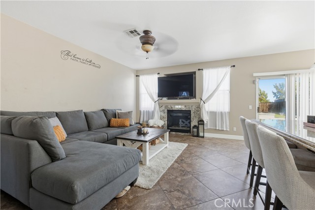 Detail Gallery Image 4 of 50 For 13385 Dunwood, Victorville,  CA 92392 - 4 Beds | 3 Baths