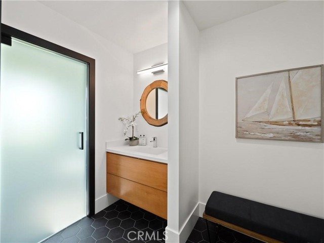 5702 Lubao Avenue, Woodland Hills CA: https://media.crmls.org/medias/32400ae9-bf0f-492d-beea-53d38ac8406d.jpg
