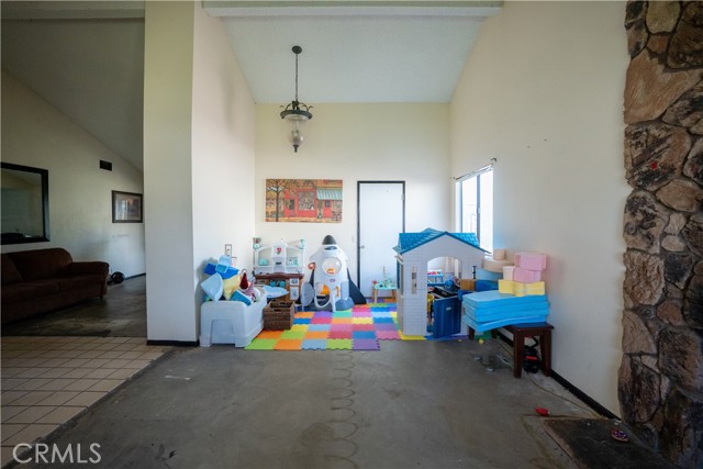 Detail Gallery Image 3 of 14 For 15168 Dakota, Victorville,  CA 92394 - 4 Beds | 2 Baths