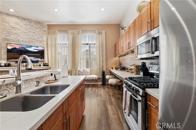 Detail Gallery Image 13 of 31 For 4652 Don Lorenzo #B,  Los Angeles,  CA 90008 - 3 Beds | 3 Baths