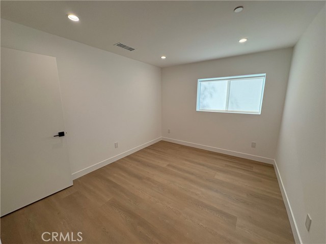 Detail Gallery Image 12 of 21 For 14165 Calvert St, Van Nuys,  CA 91401 - 4 Beds | 4 Baths