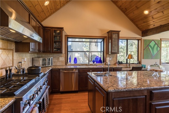 Detail Gallery Image 13 of 47 For 26565 Walnut Hills Dr, Lake Arrowhead,  CA 92391 - 6 Beds | 3/1 Baths