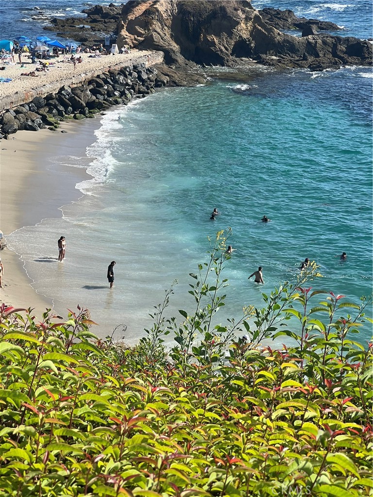 https://media.crmls.org/medias/3249bbd5-39ac-406b-b17f-283a5f69125b.jpg?preset=X-Large