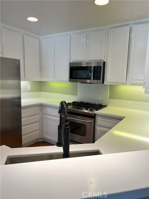 Detail Gallery Image 3 of 20 For 29 Morning Glory, Rancho Santa Margarita,  CA 92688 - 3 Beds | 3 Baths