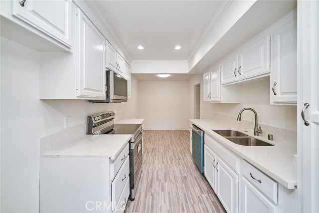 Detail Gallery Image 10 of 45 For 3481 Stancrest Dr #302,  Glendale,  CA 91208 - 3 Beds | 2 Baths