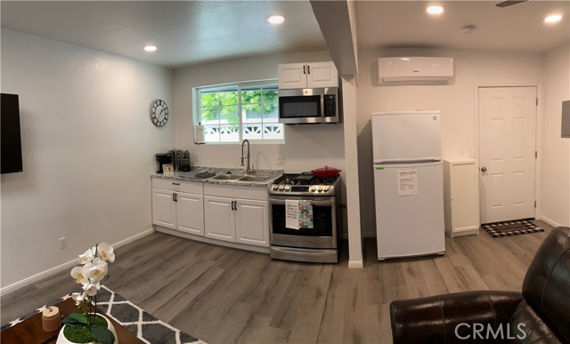 723 N Quince Avenue, Upland CA: https://media.crmls.org/medias/3253385a-6f7b-44b9-9d21-d039f9ed2917.jpg