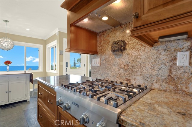 21692 Ocean Vista Drive, Laguna Beach CA: https://media.crmls.org/medias/3257e461-77c5-4fea-a4ec-3302aa04358e.jpg