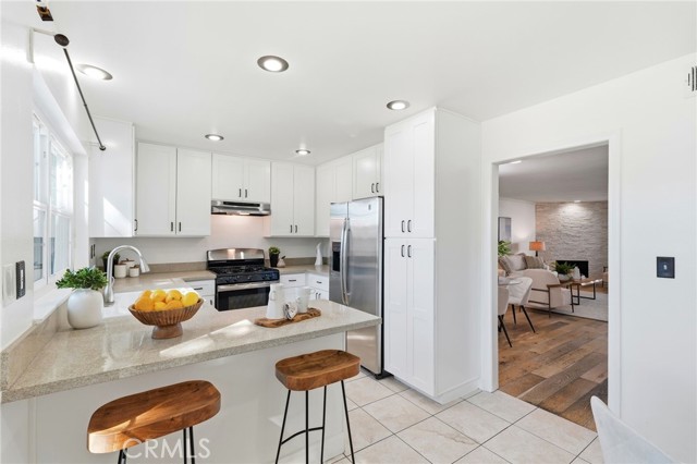 Detail Gallery Image 6 of 30 For 7304 Balboa #C,  Lake Balboa,  CA 91406 - 3 Beds | 3/1 Baths