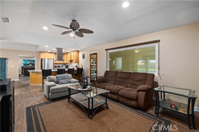 9332 Evelyn Avenue, California City CA: https://media.crmls.org/medias/32593a8a-6e39-4ae7-80df-d887b1e4b680.jpg
