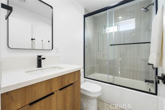 Detail Gallery Image 9 of 24 For 119 S Coroando St #1/2,  Los Angeles,  CA 90057 - 3 Beds | 2 Baths