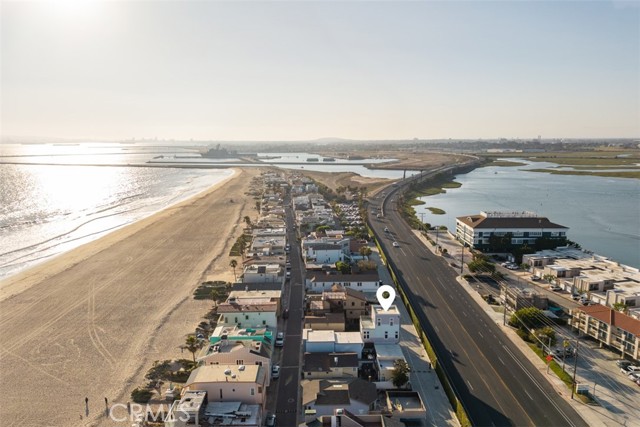55 B Surfside Avenue, Surfside CA: https://media.crmls.org/medias/325d8d3c-4ae5-40d9-9f64-4979edeac159.jpg