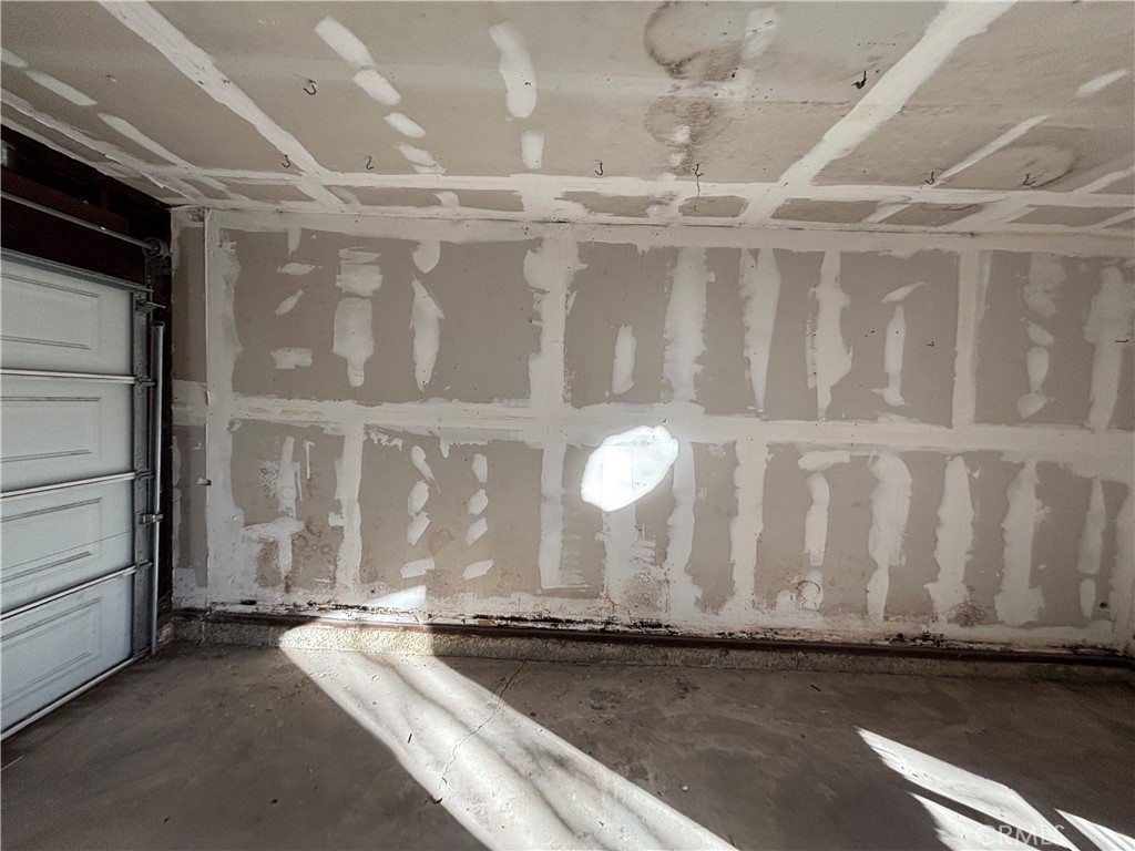 https://media.crmls.org/medias/325fa7b5-ea67-4f1d-846a-f94dfe2d6d81.jpg?preset=X-Large
