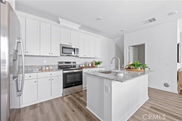 Detail Gallery Image 5 of 28 For 9431 N Sepulveda Blvd. #3,  North Hills,  CA 91343 - 2 Beds | 2/1 Baths