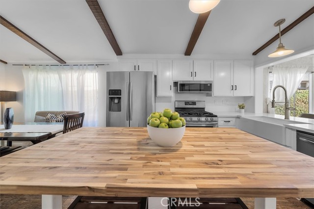 1702 E Dimondale Drive, Carson CA: https://media.crmls.org/medias/3260d6f2-c894-4ced-9579-11604bda2e2e.jpg