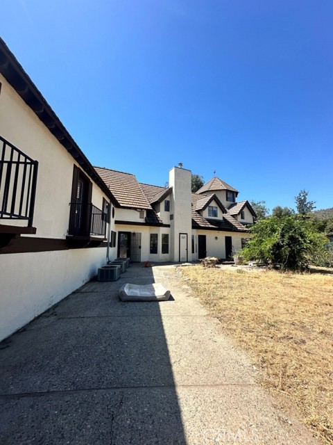 40570 Griffin Drive, Oakhurst CA: https://media.crmls.org/medias/3261d7fd-d77f-4e98-adeb-be5bfb4dd4dc.jpg
