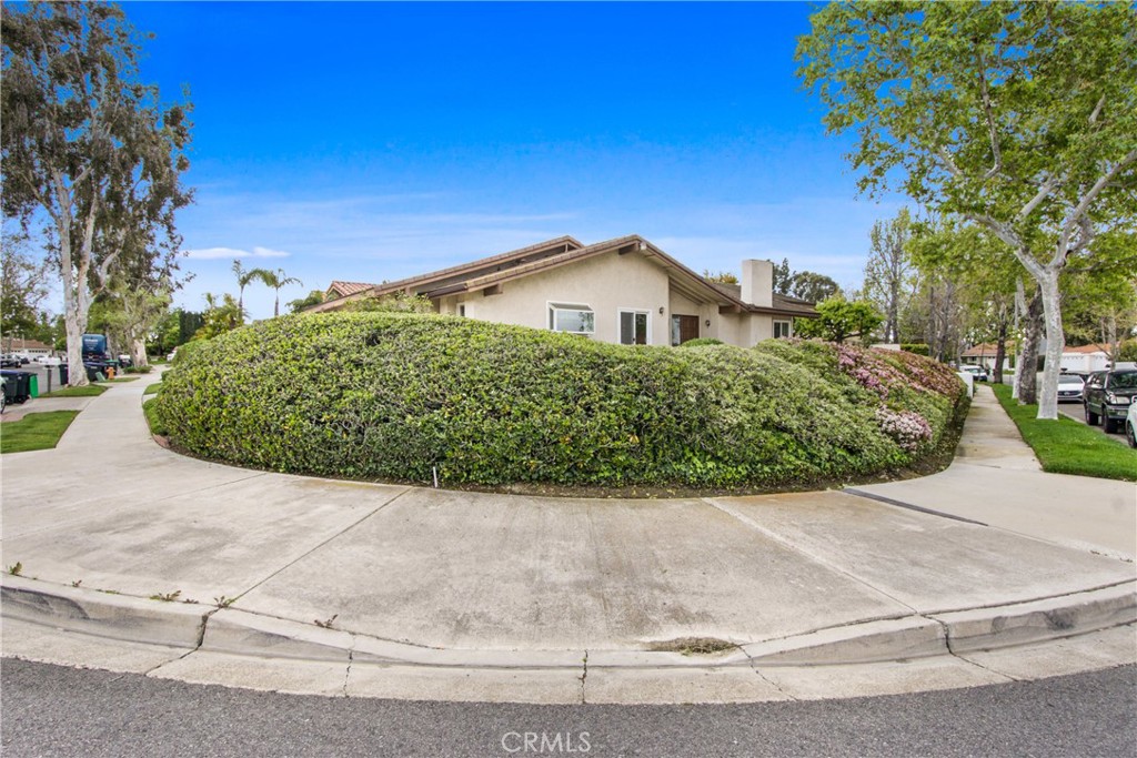 MLS #OC25082962 img 2