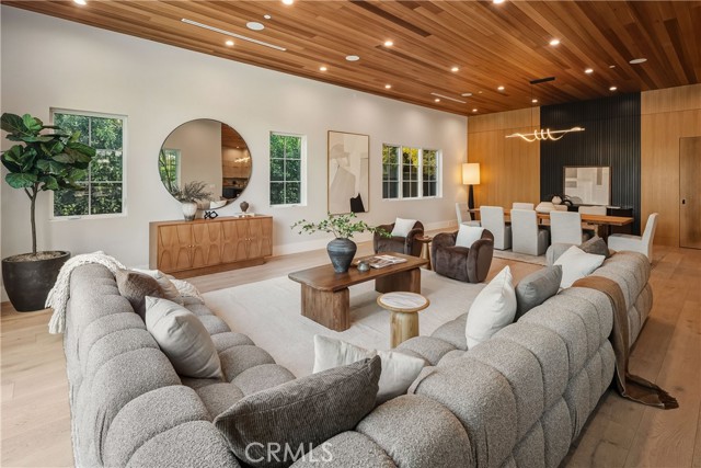 Detail Gallery Image 13 of 56 For 20511 Wells Dr, Woodland Hills,  CA 91364 - 6 Beds | 6/1 Baths