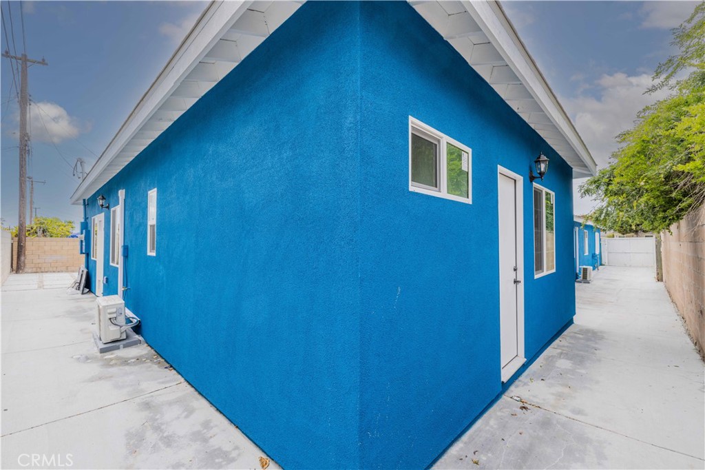 https://media.crmls.org/medias/3264e897-1842-4f3f-bbca-2a408520dd89.jpg?preset=X-Large