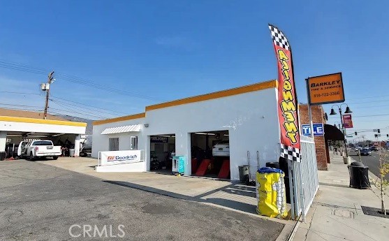 900 S San Fernando Boulevard, Burbank CA: https://media.crmls.org/medias/32671960-9755-4222-9336-ceb7dc483f49.jpg