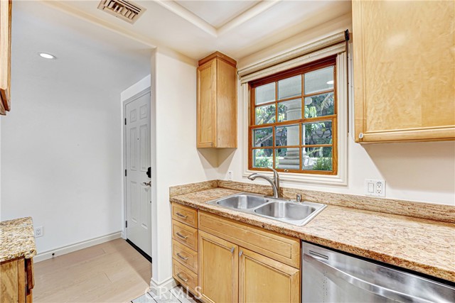 Detail Gallery Image 4 of 26 For 333 N Hill Ave #203,  Pasadena,  CA 91106 - 2 Beds | 2 Baths
