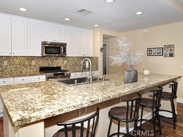 Detail Gallery Image 8 of 12 For 135 Pathway, Irvine,  CA 92618 - 2 Beds | 2 Baths