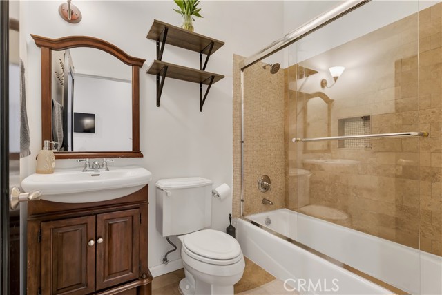 Detail Gallery Image 19 of 29 For 19943 Oxnard, Woodland Hills,  CA 91367 - 4 Beds | 3 Baths