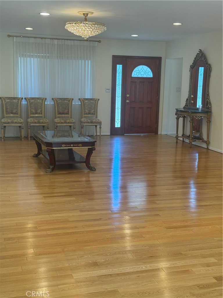 https://media.crmls.org/medias/326c4124-8545-42fd-94b5-acd41148bf6d.jpg?preset=X-Large