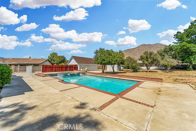 12887 Mount Vernon Avenue, Grand Terrace CA: https://media.crmls.org/medias/326dd275-41a2-4ba2-8e4e-082804786fde.jpg